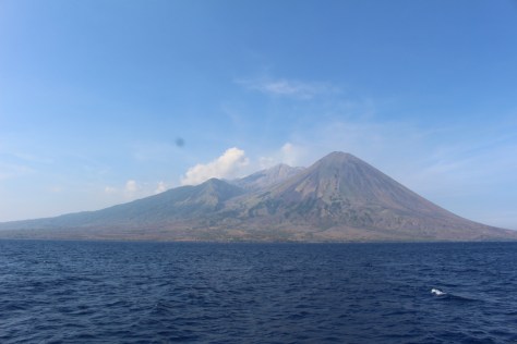 Sailing by the volcanic island Gili Banda